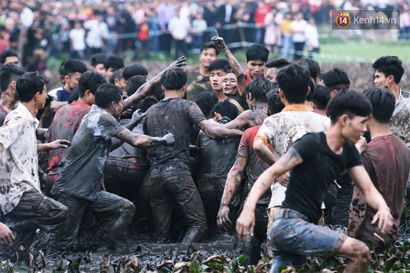 Hàng trăm thanh niên trai tráng lao vào giằng xé, giẫm đạp lên nhau để Cướp phết Hiền Quan lấy may